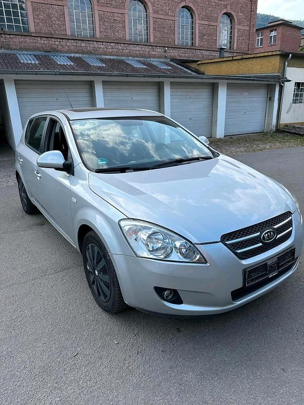 Silber Gebraucht 2007 Kia Ceed Kleinwagen | 2.700 € (Etwas zu teuer) - Bild 1/4