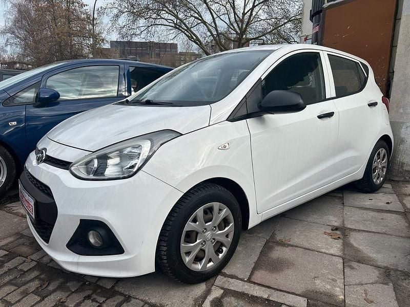 Gebraucht Hyundai i10 67 PS (49 kW) 2015 Weiß Kleinwagen