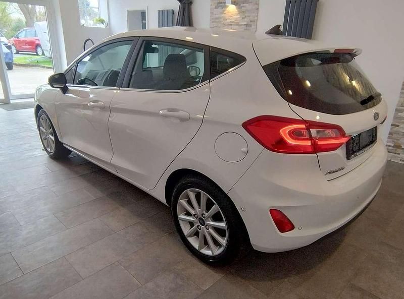 Gebraucht Ford Fiesta Titanium 101 PS (74 kW) 2019 Frostweiß Kleinwagen