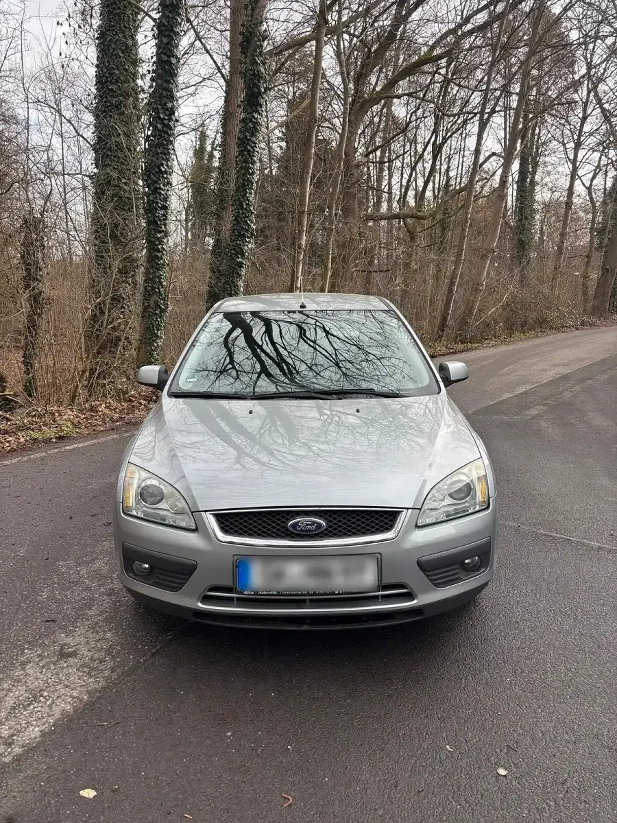 Brugt Ford Focus Ghia 101 HK (74 kW) 2005 Grå Hatchback
