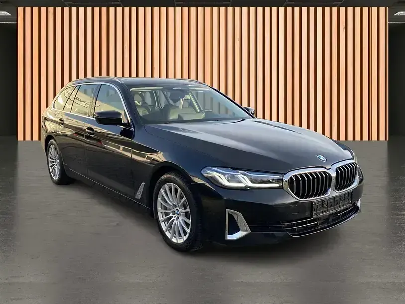 Gebraucht BMW 530 Luxury Line 245 PS (180 kW) 2023 Black sapphire metallic (metallic) Kombi