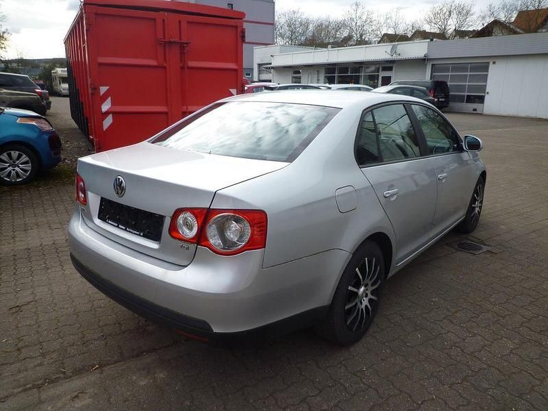 Gebraucht VW Jetta Trendline 105 PS (77 kW) 2008 Silber Limousine