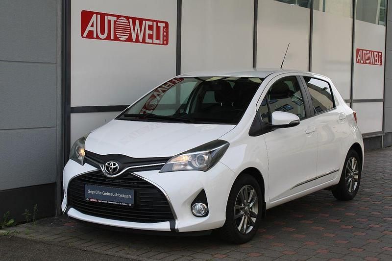 Weiß Gebraucht 2015 Toyota Yaris Comfort Limousine | 9.990 € (Fairer Preis) - Bild 1/4