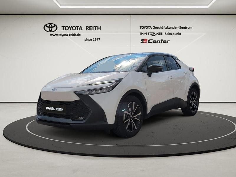 Super white 2 (040)/ black (20 Gebraucht 2024 Toyota C-HR Team SUV | 30.910 € (Superpreis) - Bild 1/4