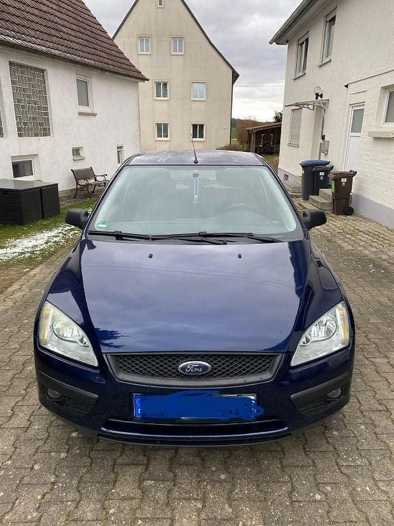 Blau Gebraucht 2005 Ford Focus Ambiente Limousine | 1.799 € (Guter Preis) - Bild 1/4