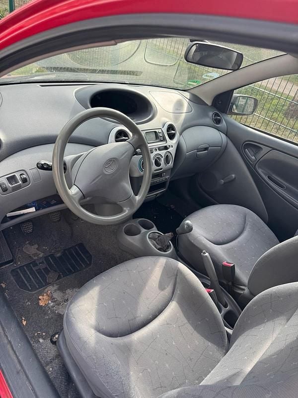 Gebraucht Toyota Yaris 68 PS (50 kW) 2000 Grau Limousine