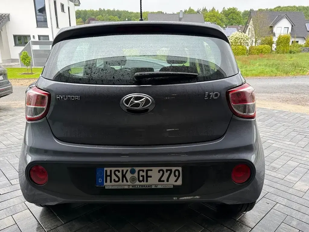 Gebraucht Hyundai i10 Trend 87 PS (63 kW) 2017 Grau Kleinwagen