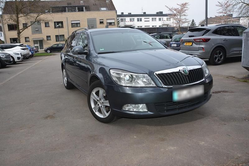 Gebraucht Skoda Octavia 105 PS (77 kW) 2011 Grau Kombi