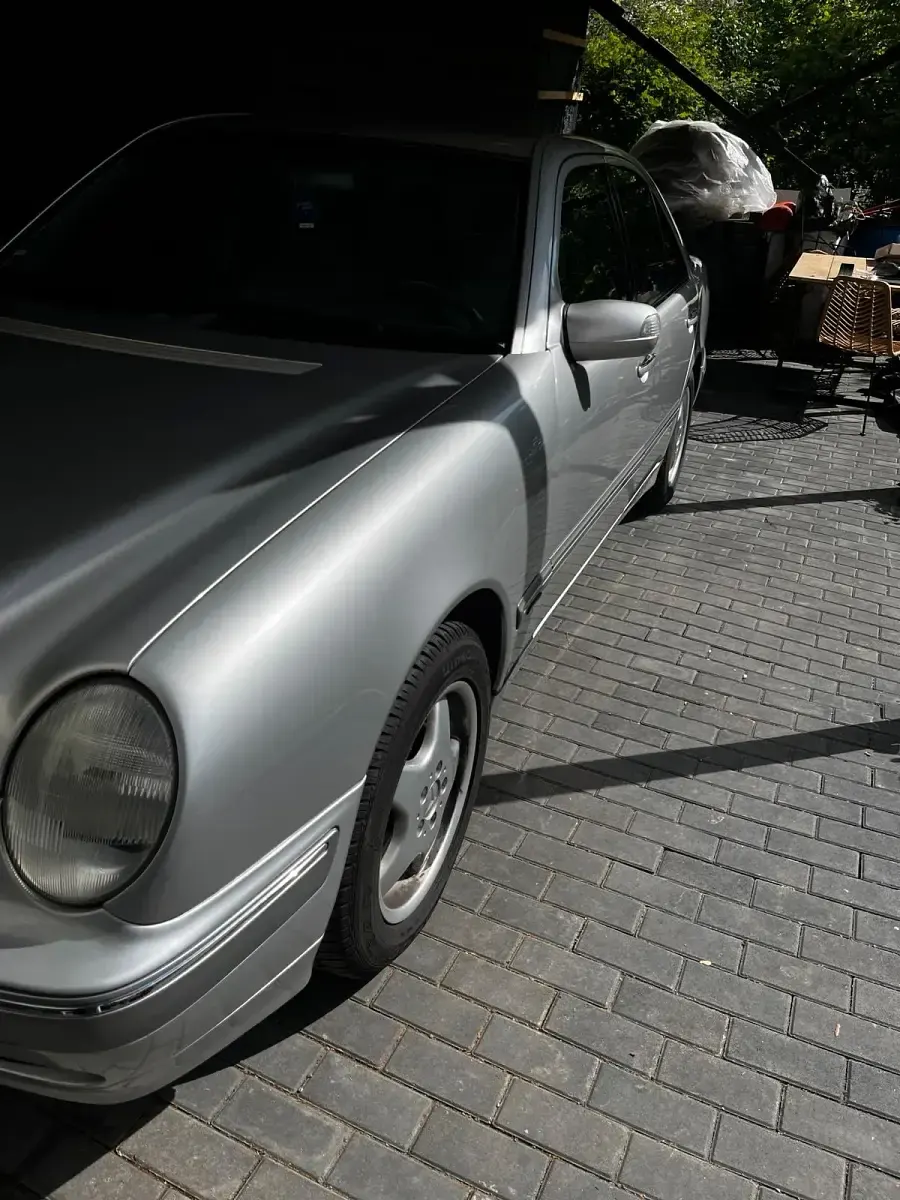 Second-hand Mercedes E220 143 CP (105 kW) 2000 Argintiu Berlinǎ