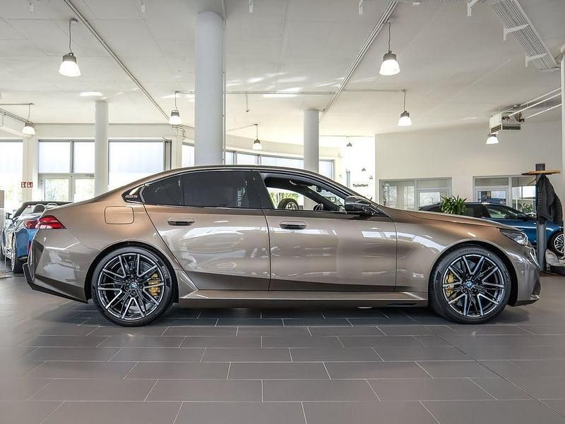 Neu BMW M5 Performance 727 PS (534 kW) 2025 Sepang bronze metallic Limousine
