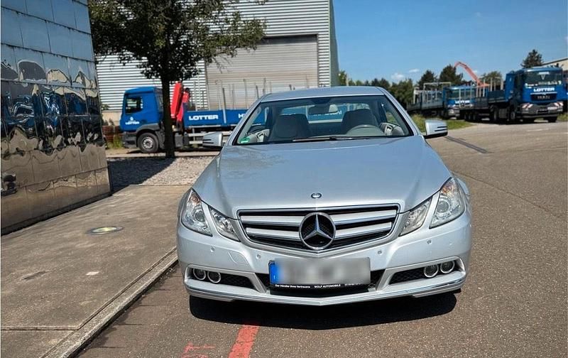 Gebraucht Mercedes E200 184 PS (135 kW) 2010 Silber Coupé