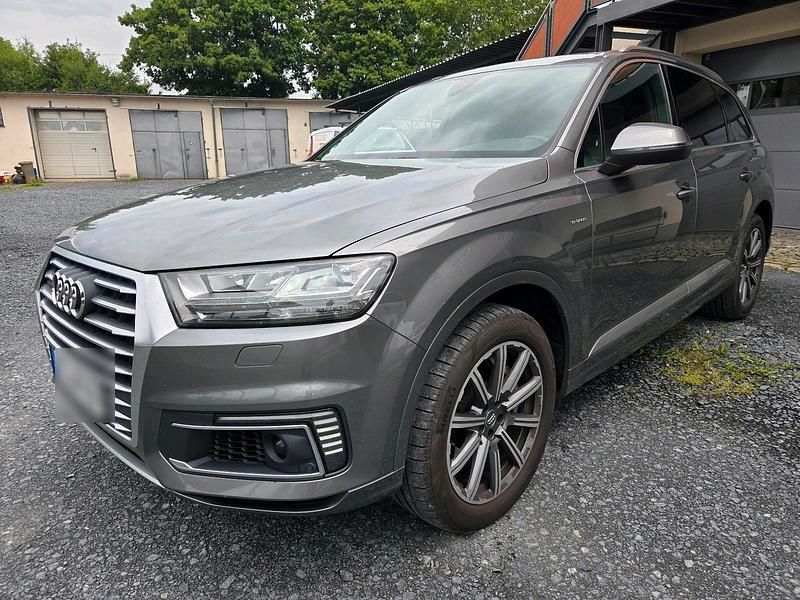 Grau Gebraucht 2016 Audi Q7 SUV | 24.999 € (Fairer Preis) - Bild 1/4