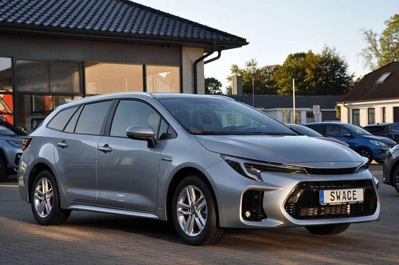 Neu Suzuki Swace Comfort+ 98 PS (72 kW) 2025 Silver metallic w/black interi Kombi