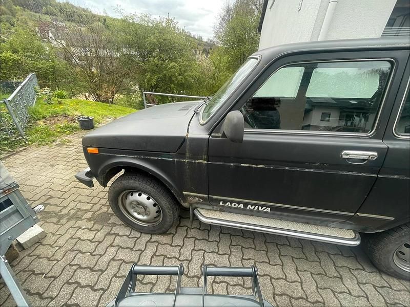 Second-hand Lada niva 83 CP (61 kW) 2012 Negru SUV