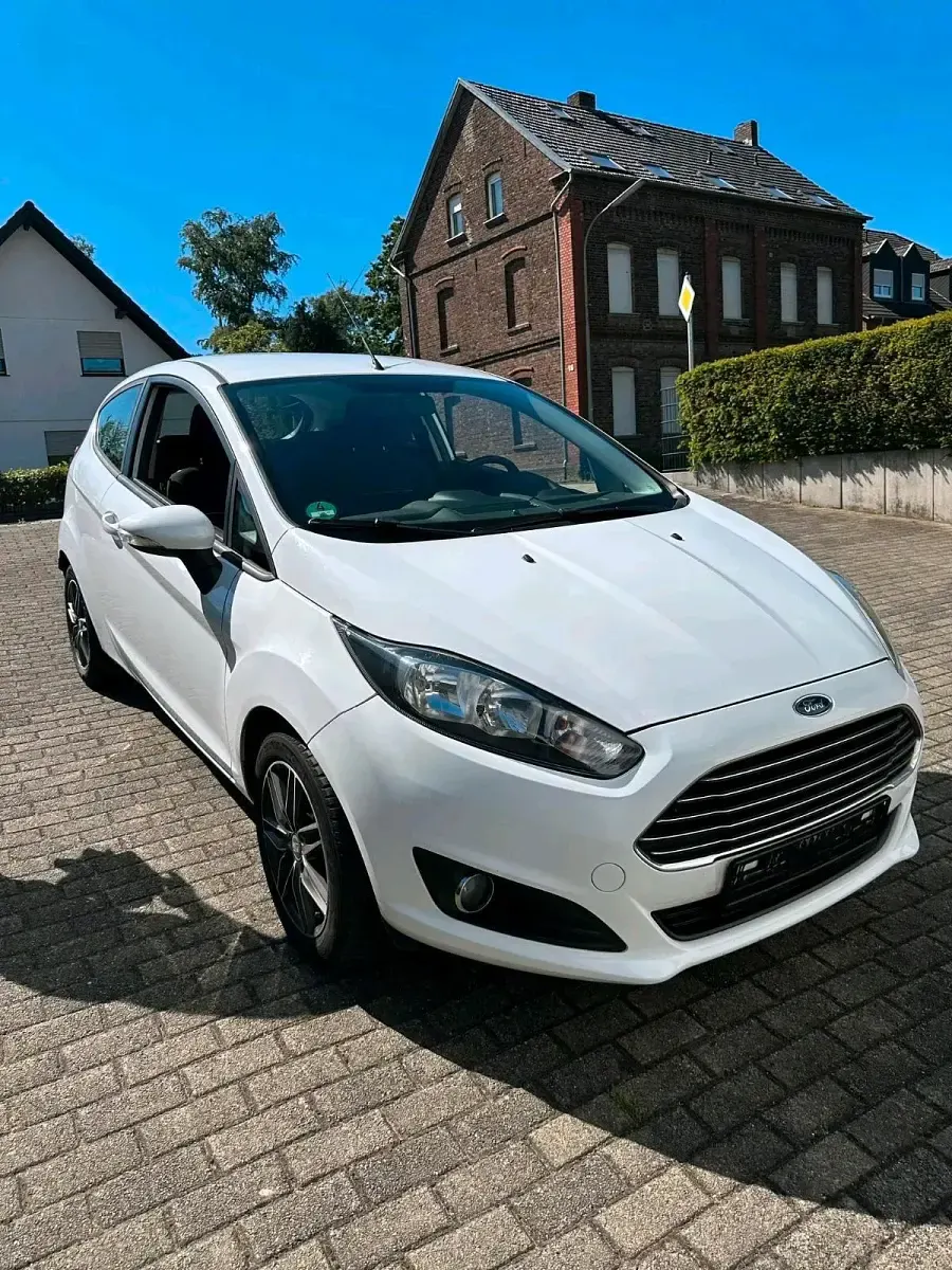 Gebraucht Ford Fiesta 59 PS (43 kW) 2012 Weiß Kleinwagen