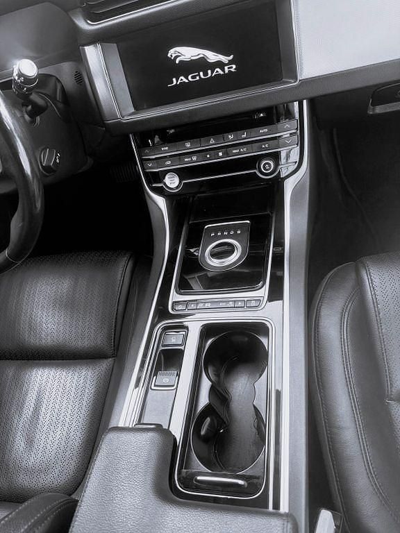Schwarz Gebraucht 2019 Jaguar XF Sportbrake R-Sport Kombi | 24.600 € - Bild 1/4