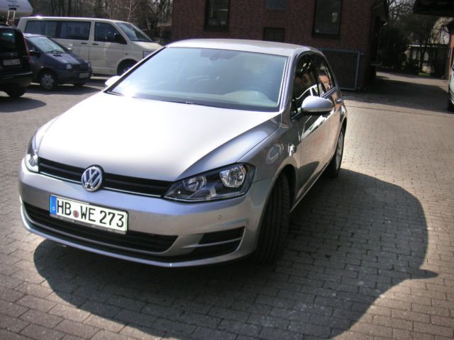 Silber metallic Gebraucht 2013 VW Golf VII Comfortline Limousine | 16.597 € - Bild 1/4