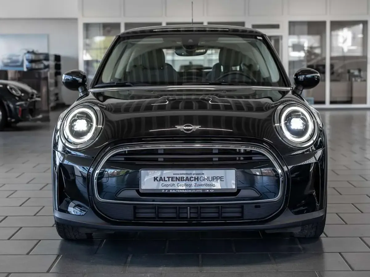 Używany Mini Cooper Classic 136 KM (100 kW) 2023 Czarny Hatchback