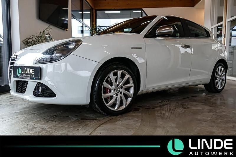 Weiß Gebraucht 2011 Alfa Romeo Giulietta Turismo Kleinwagen | 5.790 € (Fairer Preis) - Bild 1/4