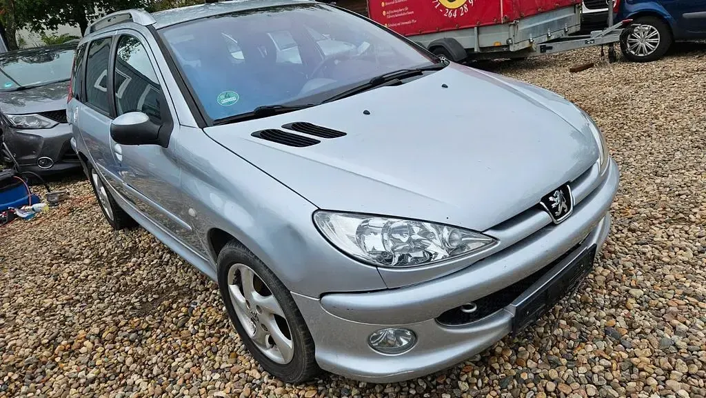 Gebraucht Peugeot 206 Tendance 88 PS (64 kW) 2004 Silber Limousine