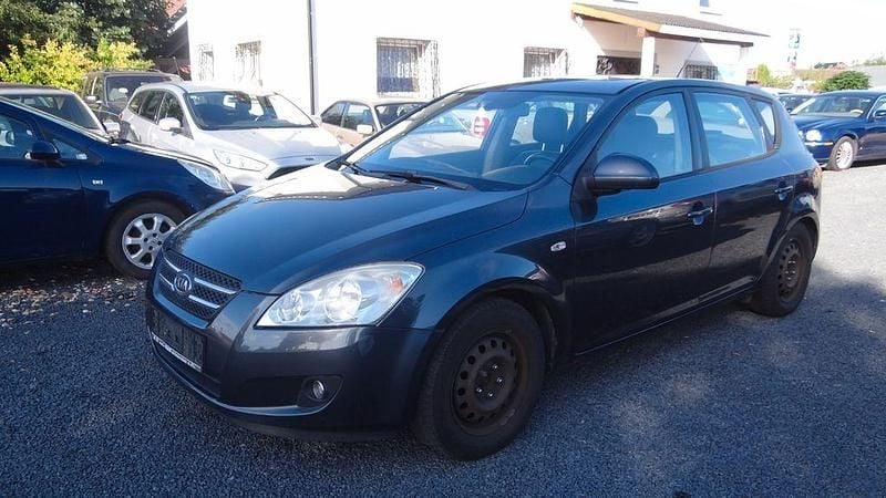 Grau Gebraucht 2007 Kia Ceed Limousine | 1.500 € - Bild 1/4