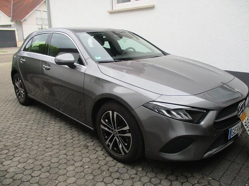 Grau Gebraucht 2024 Mercedes A200 Kleinwagen | 29.100 € (Guter Preis) - Bild 1/4
