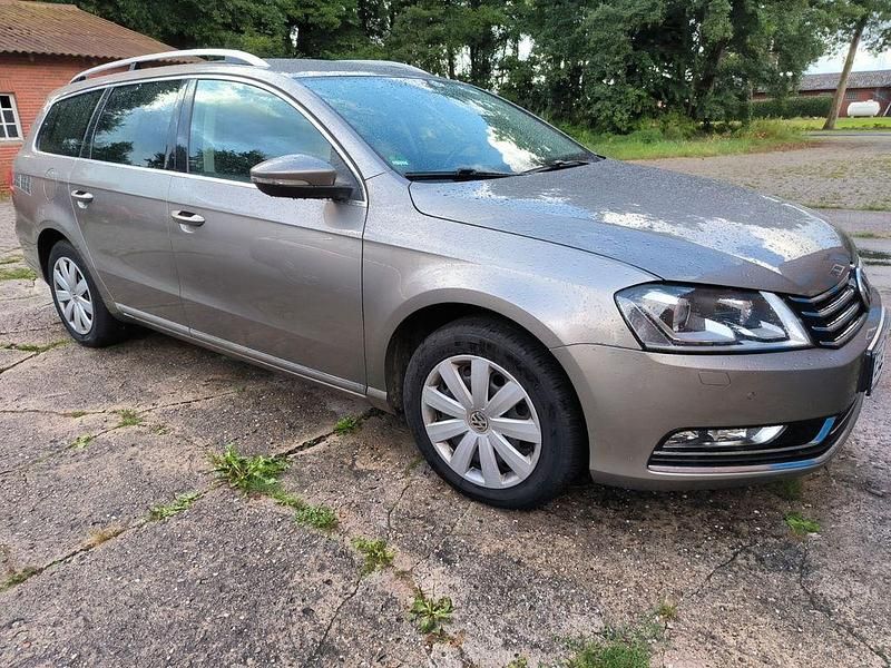 Braun Gebraucht 2013 VW Passat Highline Kombi | 7.500 € (Guter Preis) - Bild 1/4