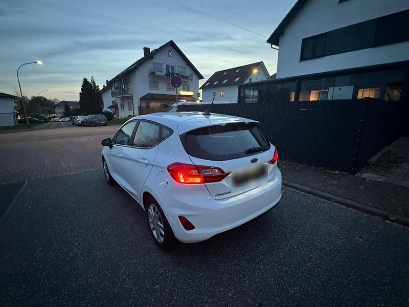 Gebraucht Ford Fiesta Cool & Connect 75 PS (55 kW) 2021 Weiß Kleinwagen