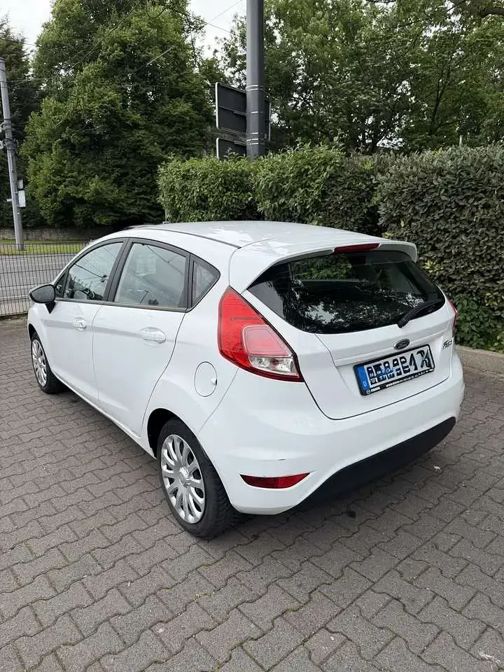 Gebraucht Ford Fiesta Trend 65 PS (47 kW) 2016 Weiß Kleinwagen