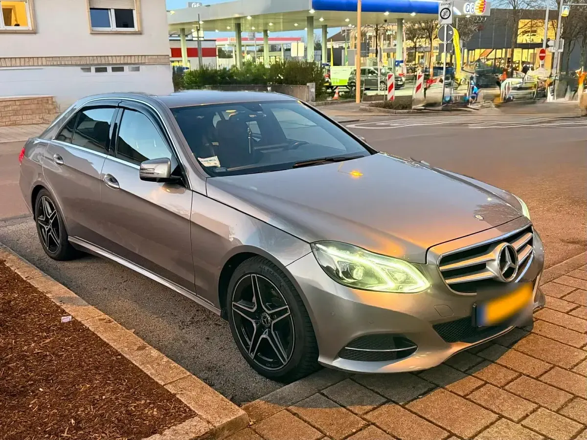Gebraucht Mercedes E220 170 PS (125 kW) 2014 Grau Limousine