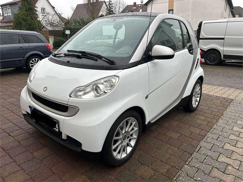 Weiß Gebraucht 2010 Smart ForTwo Coupé Passion Coupé | 5.950 € (Teuer) - Bild 1/4