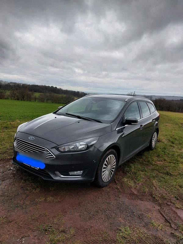 Grau Gebraucht 2017 Ford Focus Kombi | 7.190 € (Fairer Preis) - Bild 1/4