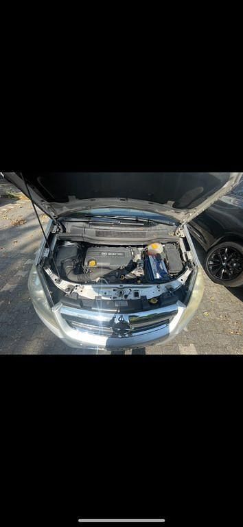 Gebraucht Opel Zafira Family 125 PS (91 kW) 2010 Silber Van / Kleinbus