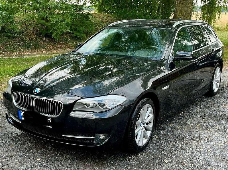 Schwarz Gebraucht 2012 BMW 520 Kombi | 8.499 € (Fairer Preis) - Bild 1/4
