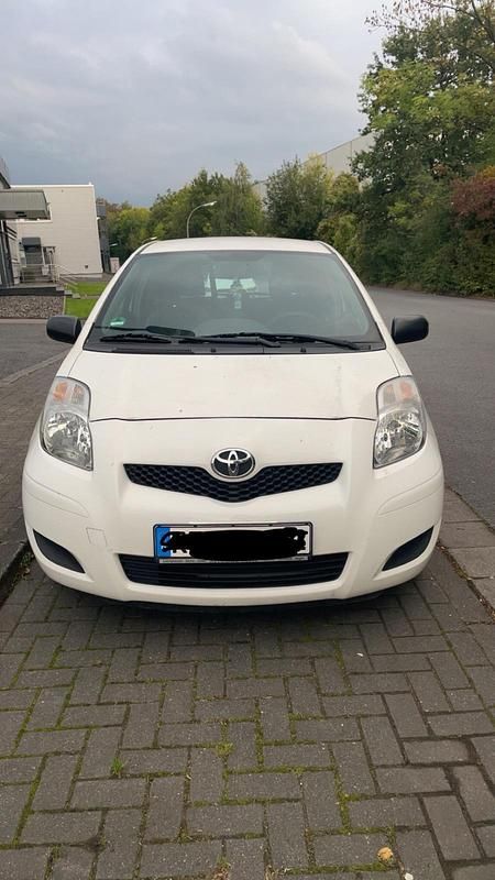 Weiß Gebraucht 2011 Toyota Yaris Kleinwagen | 3.700 € (Fairer Preis) - Bild 1/4