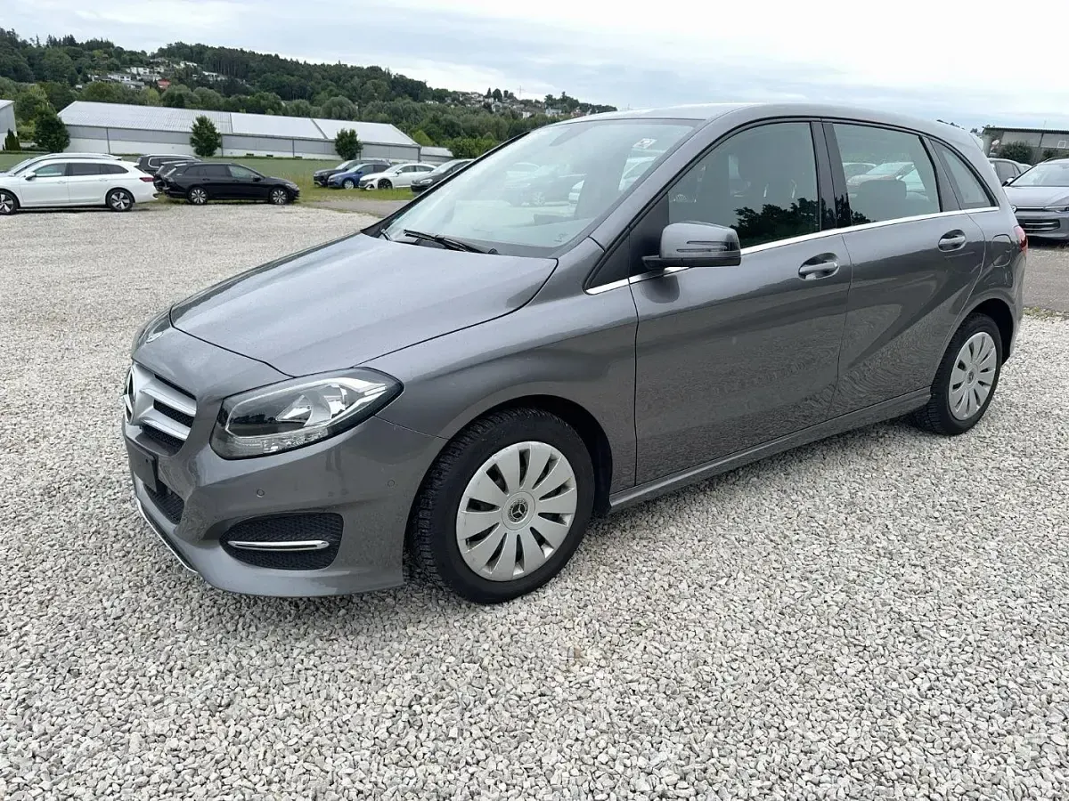 Gebraucht Mercedes B180 109 PS (80 kW) 2018 Mountaingrau Kleinwagen