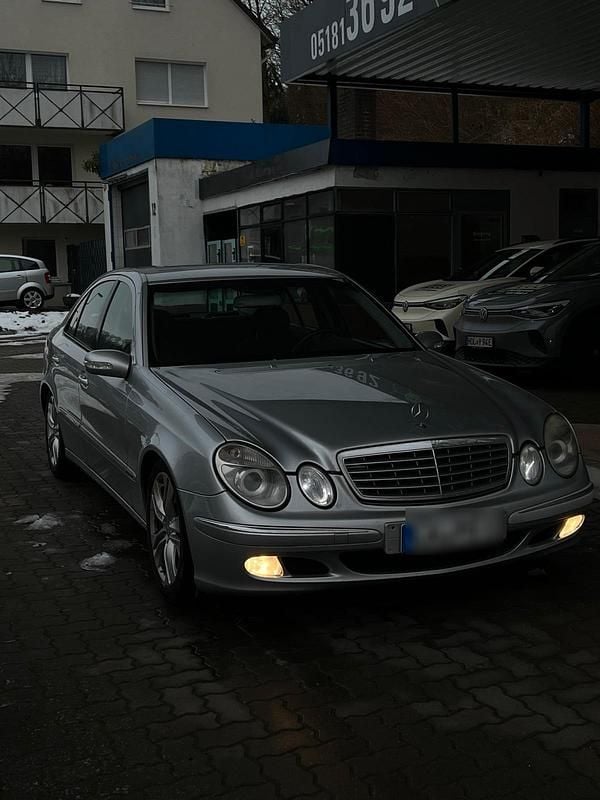 Gebraucht Mercedes E220 Elegance 150 PS (110 kW) 2002 Silber Limousine