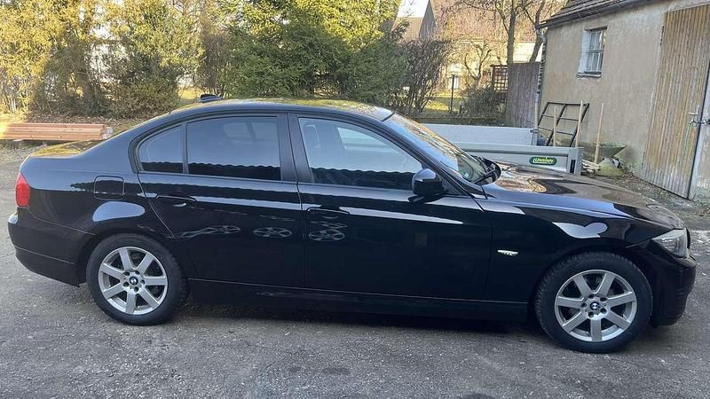Gebraucht BMW 318 143 PS (105 kW) 2011 Schwarz Limousine