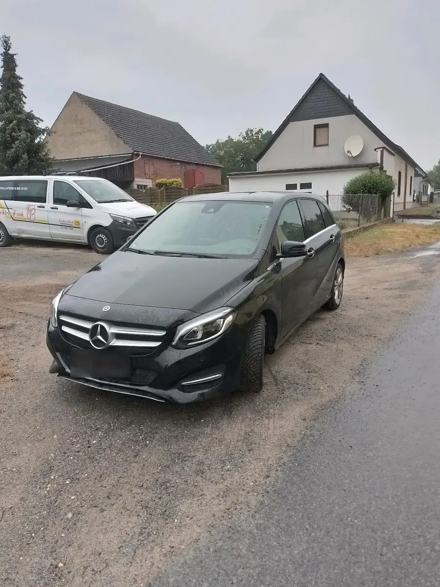 Gebraucht Mercedes B200 156 PS (114 kW) 2018 Schwarz Kleinwagen