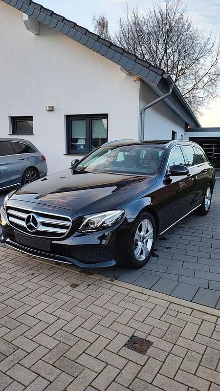 Schwarz Gebraucht 2017 Mercedes E220 Avantgarde Kombi | 19.997 € (Fairer Preis) - Bild 1/4