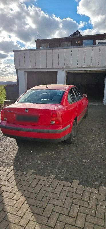 Gebraucht VW Passat 100 PS (73 kW) 1998 Rot Limousine