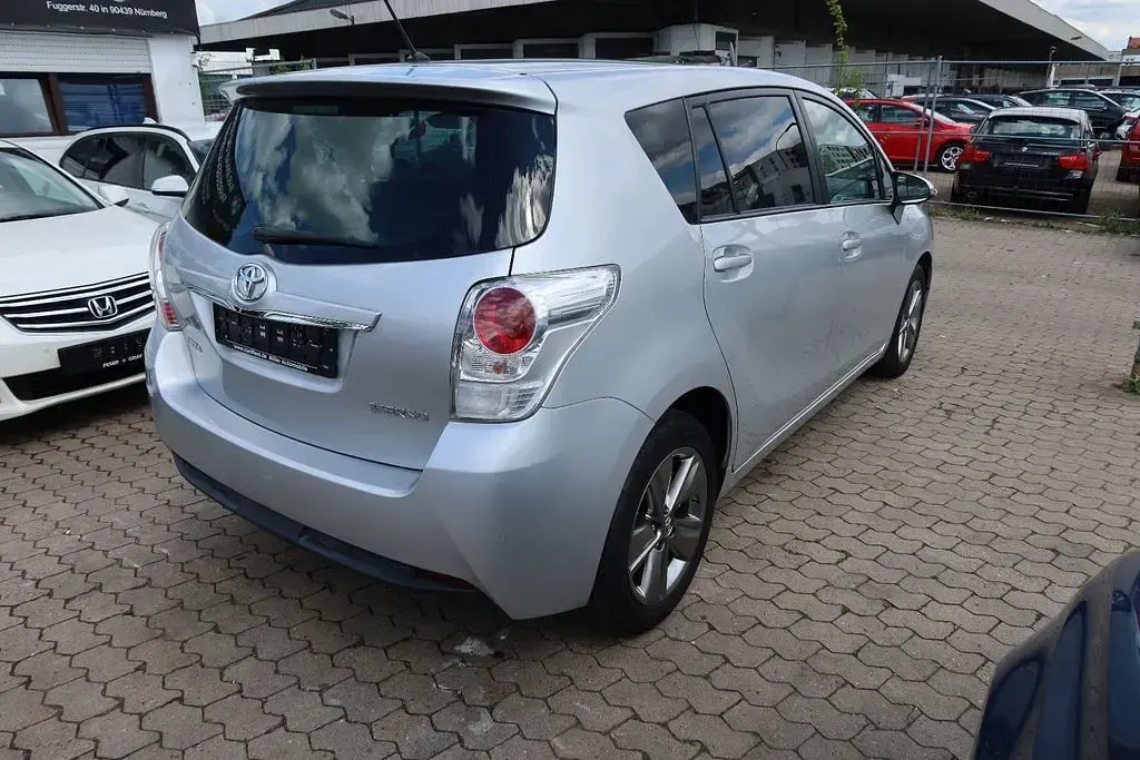 Gebraucht Toyota Verso Comfort 177 PS (130 kW) 2015 Silber Van / Kleinbus