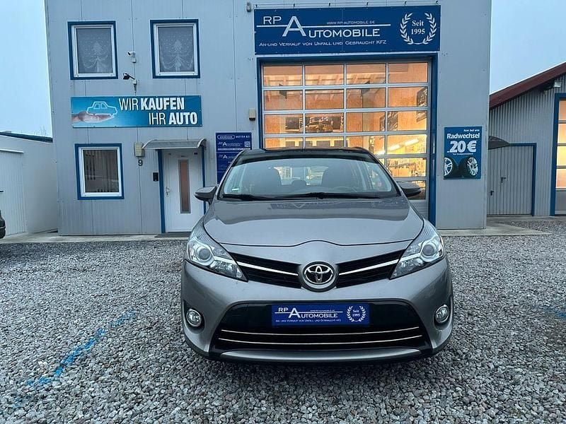Grau Gebraucht 2015 Toyota Verso Skyview Edition Van / Kleinbus | 9.800 € (Fairer Preis) - Bild 1/4