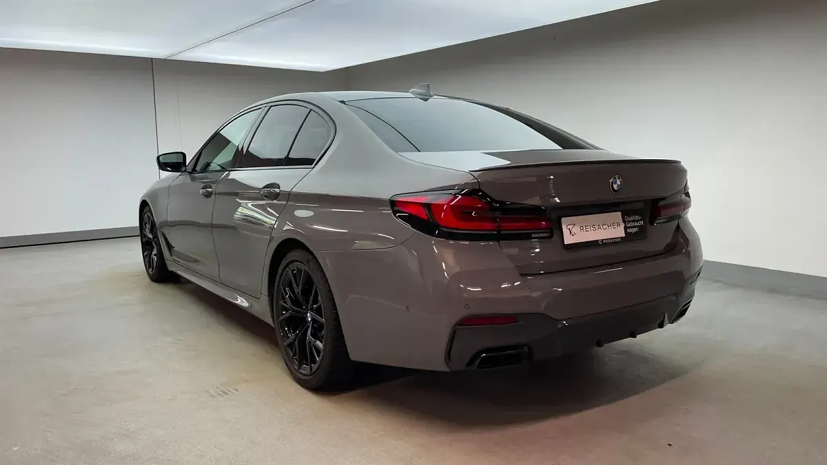 Gebraucht BMW M550 Efficient Dynamics 530 PS (389 kW) 2021 Berninagrau bernsteineffekt Limousine