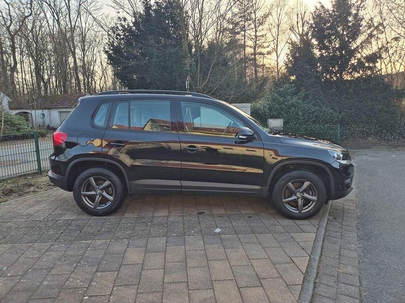Gebraucht VW Tiguan Trendline 122 PS (89 kW) 2012 Schwarz SUV