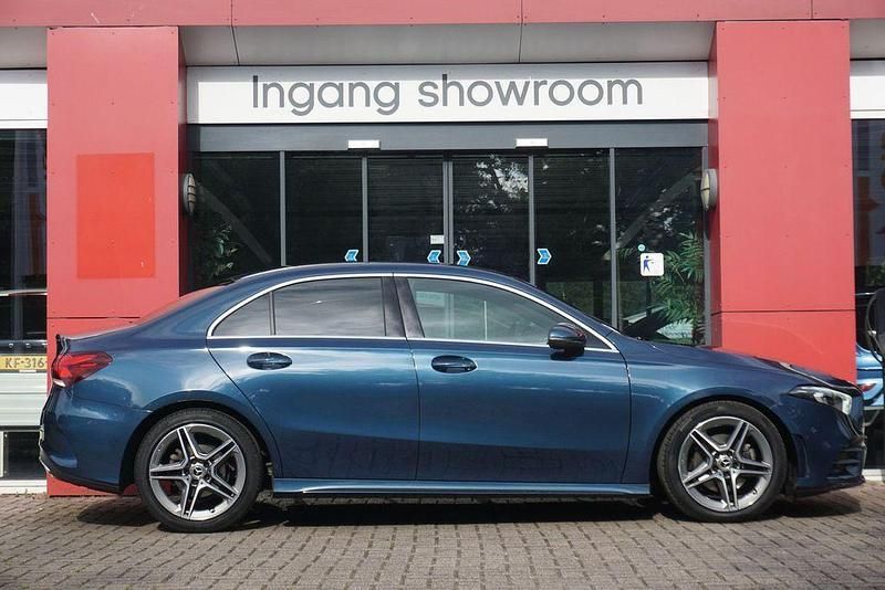 Gebraucht Mercedes A180 Business 136 PS (100 kW) 2019 Blau Limousine