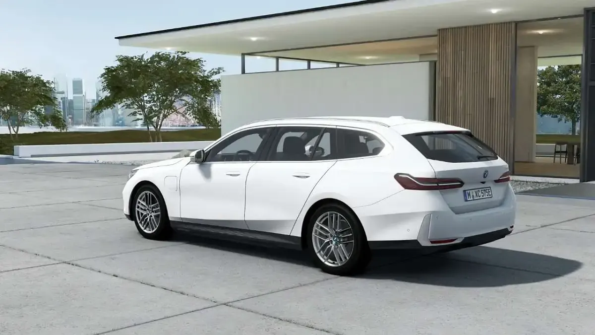Gebraucht BMW 530e Sport Line 299 PS (219 kW) 2024 Alpinweiß uni Kombi