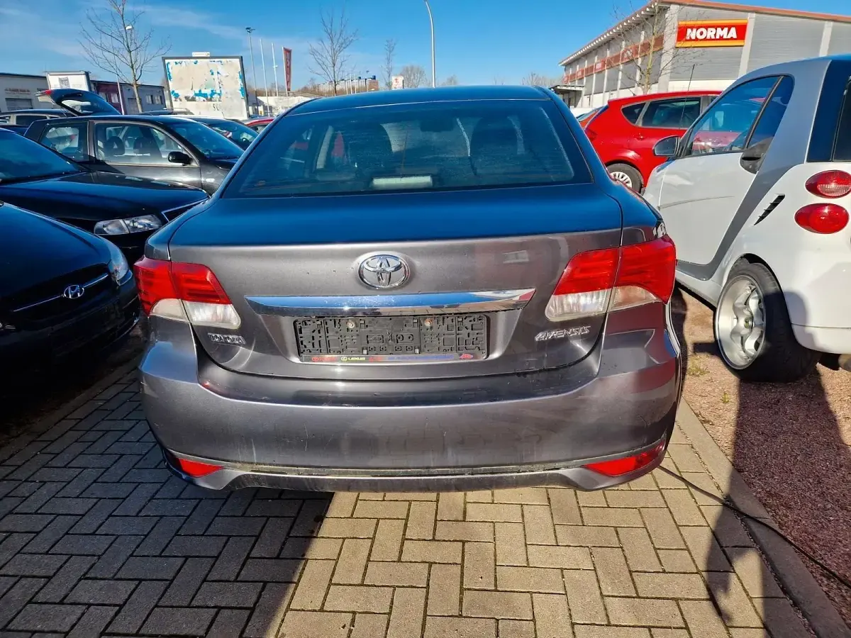 Gebraucht Toyota Avensis 124 PS (91 kW) 2013 Grau Limousine