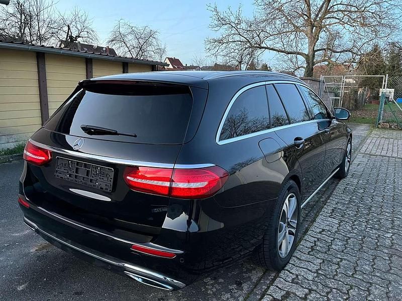 Gebraucht Mercedes E220 194 PS (142 kW) 2018 Obsidianschwarz  metalliclack Kombi