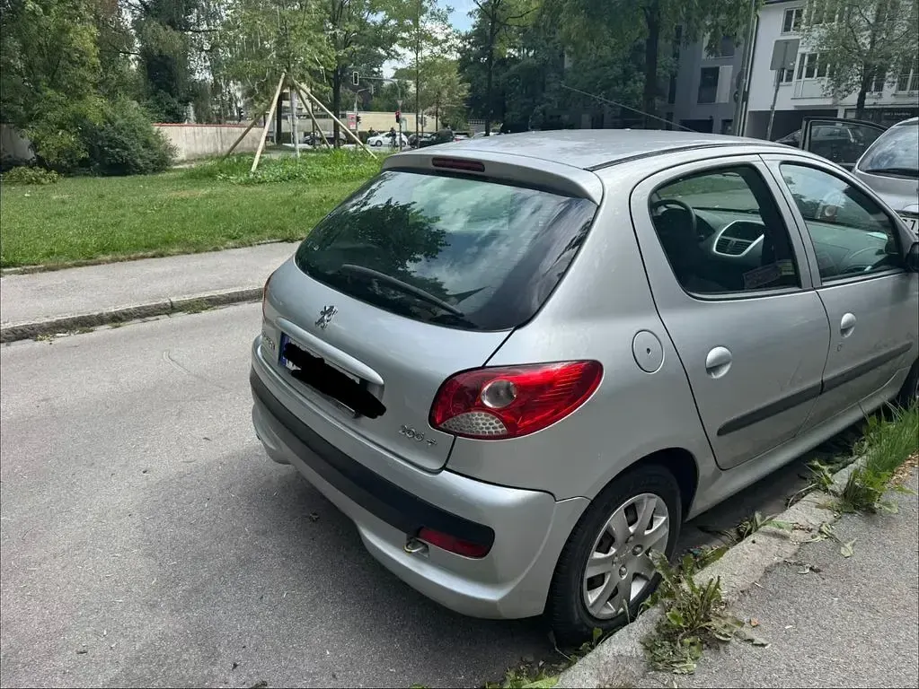 Gebraucht Peugeot 206 Basis 75 PS (55 kW) 2010 Grau Limousine